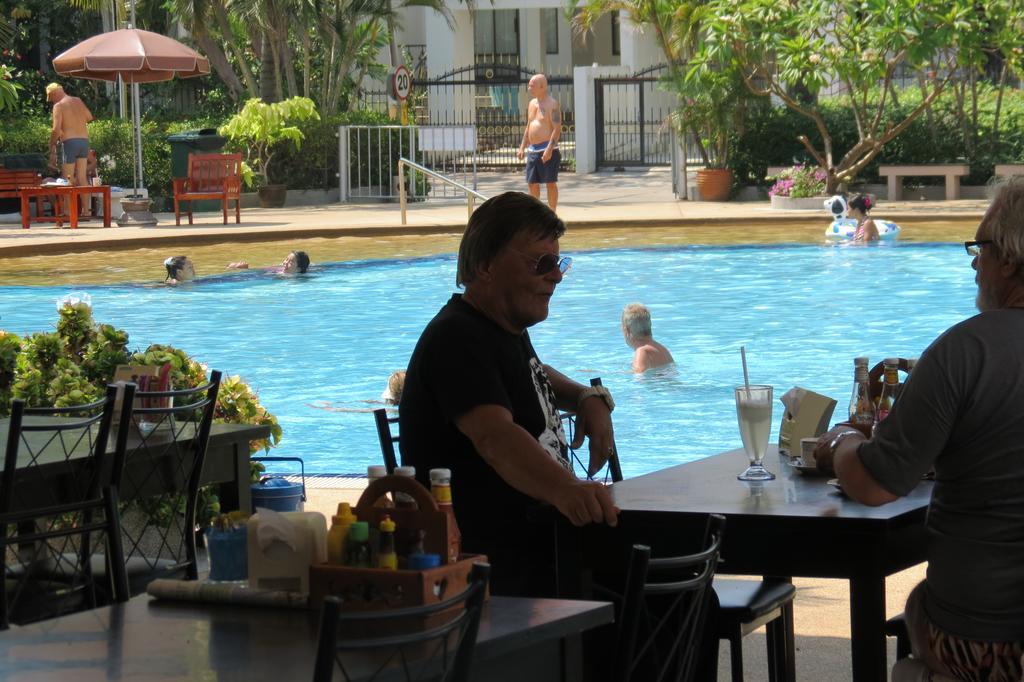 View Talay 1B Holidays Pattaya Eksteriør billede
